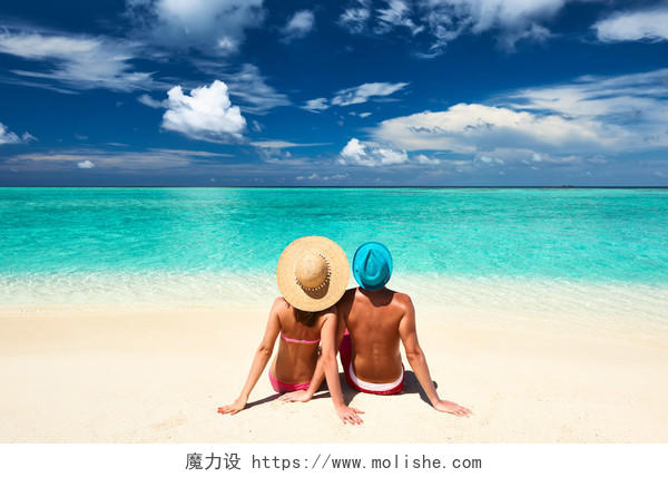 情侣在马尔代夫的热带海滩上幸福情侣